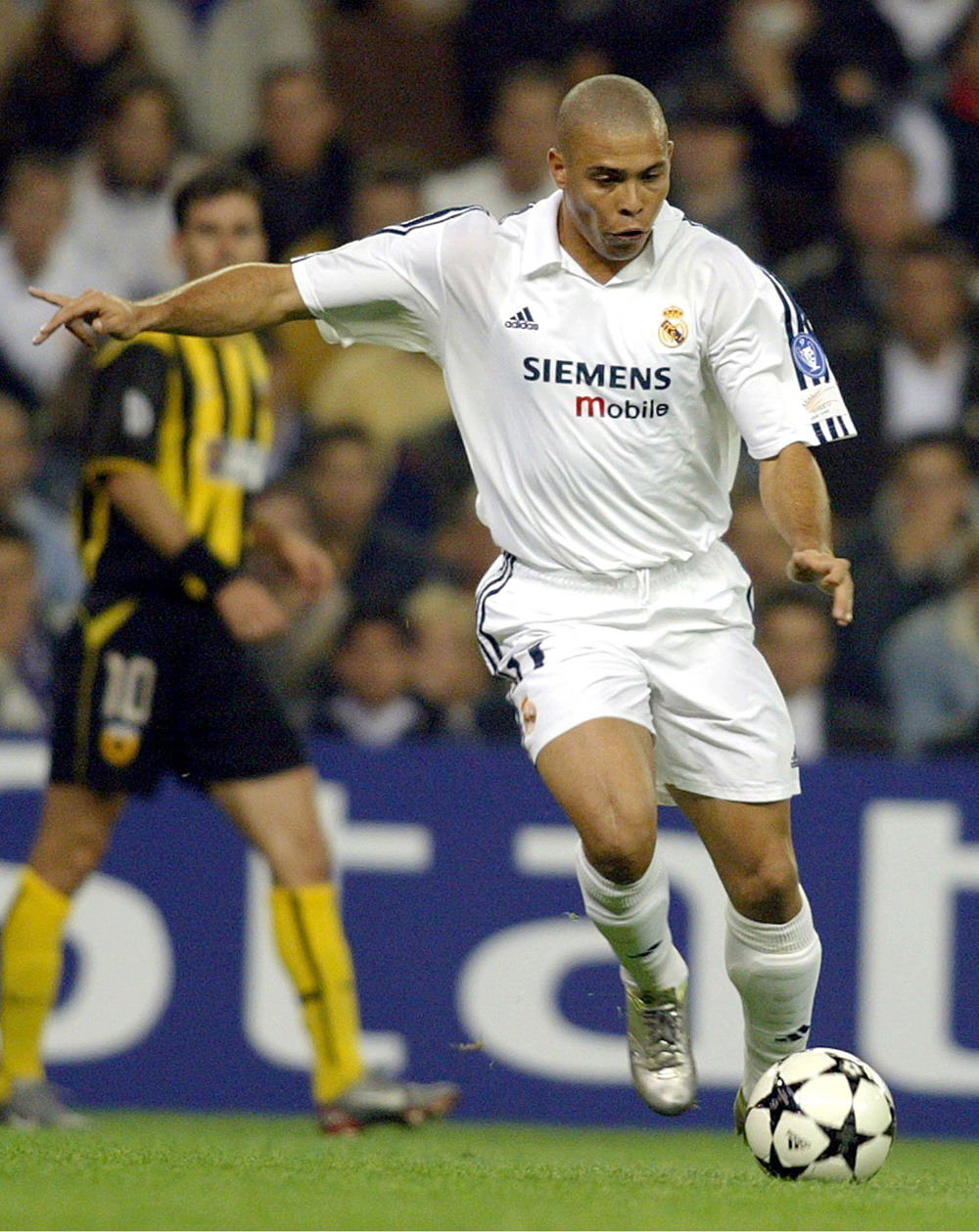 重庆球迷邀请“铁帅”李章洙吃火锅：李章洙很喜欢重庆的麻辣