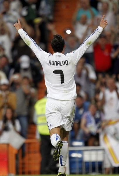 冬窗大戏开启！曼联中场或离队，利物浦寻萨拉赫接班人