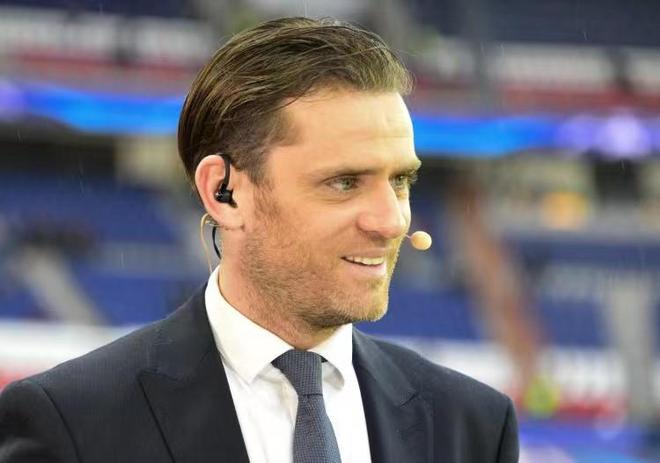 亚泰为客场全勤球迷颁发纪念证书，谭龙、徐浩峰等人参与颁奖